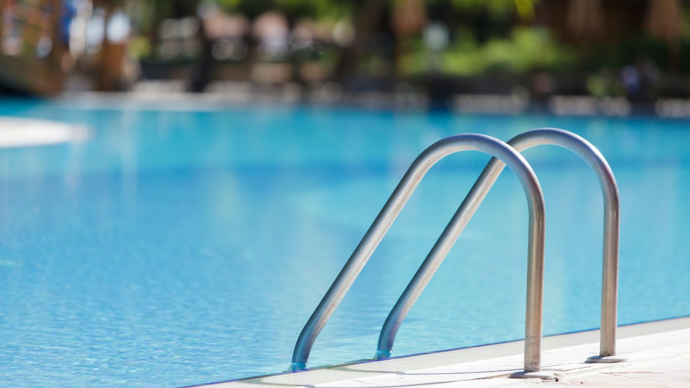 Instalación y mantenimiento de sistemas de cloración salina para piscinas